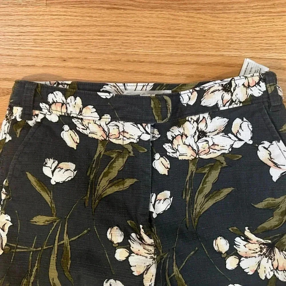 Abercrombie & Fitch Floral Ankle Gray/Green Pants - Size 2 - Picture 4 of 11